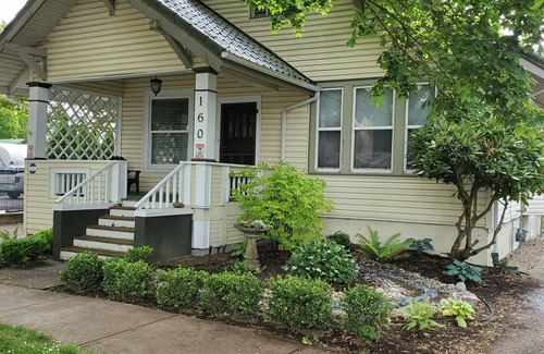 Central Area House | Cozy Cellar Retreat in 1900's Bungalow
