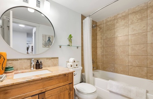 Sunnyside Condo | Cozy Central City Condo with On-Site Gym!