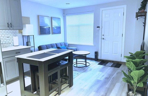 Vancouver South House | Cozy Central Vancouver Suite Prime Location Near Airport, Transit, and Downtown