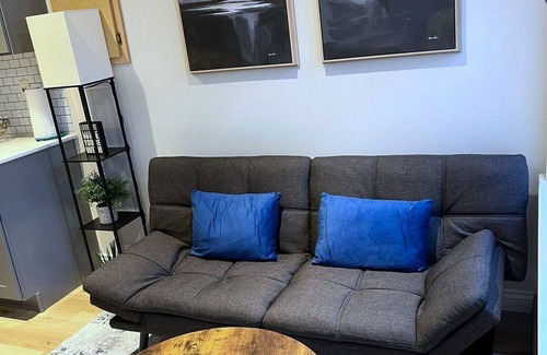 Vancouver South House | Cozy Central Vancouver Suite Prime Location Near Airport, Transit, and Downtown