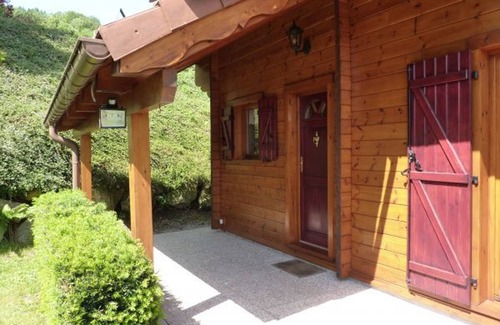 Le Menil Cottage | Cozy Chalet Near Ski Slopes and Lake, Sleeps 7, WiFi, Fireplace, Large Garden, Garage