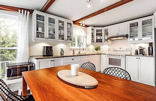 Lac-Brome Ski Chalet | Cozy chalet overlooking Lac-Brome