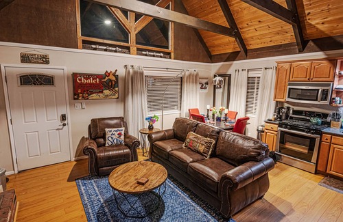 Big Bear Lake Cabin | Cozy Chalet❤️Spa Dog Friendly Fenced FirePit Near Village Mountain View