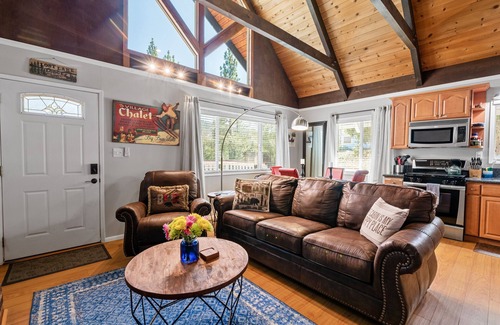 Big Bear Lake Cabin | Cozy Chalet❤️Spa Dog Friendly Fenced FirePit Near Village Mountain View
