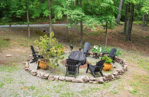 Mount Jackson House | Cozy Chalet w Hot Tub Loft Fire Pit & Grill