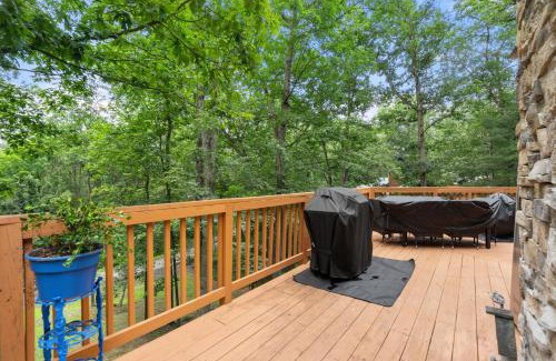Mount Jackson House | Cozy Chalet w Hot Tub Loft Fire Pit & Grill