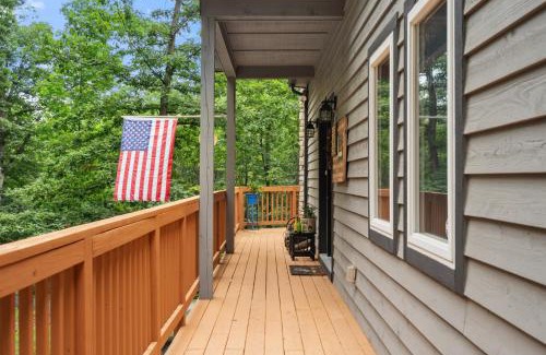 Mount Jackson House | Cozy Chalet w Hot Tub Loft Fire Pit & Grill