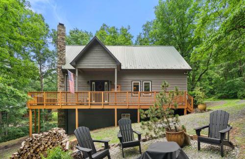 Mount Jackson House | Cozy Chalet w Hot Tub Loft Fire Pit & Grill