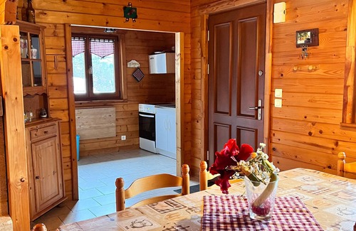 Taintrux Cottage | Cozy chalet with fireplace in Taintrux