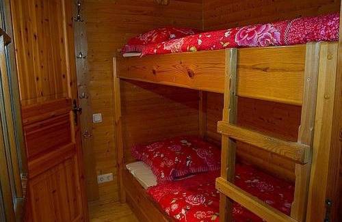 Schoenecken Ski Chalet | Cozy chalet with fireplace located in wooded area