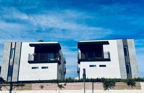 East Hollywood House | Cozy Chamber 3 BR Hollywood Townhouse