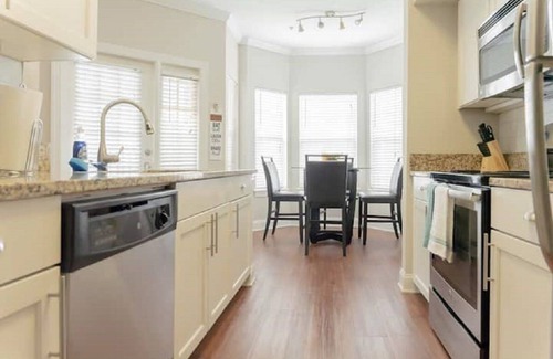 Old Fourth Ward Apartment | Cozy. Chic. Vivid Heart of Midtown, FREE parking