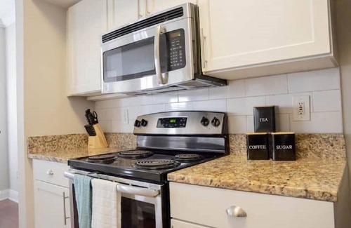 Old Fourth Ward Apartment | Cozy. Chic. Vivid Heart of Midtown, FREE parking