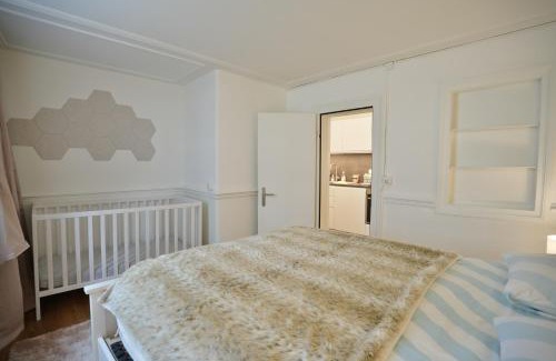 Vorstadte Apartment | Cozy City Center, 4 bedroom- 120sq, 5min walk to Main Station