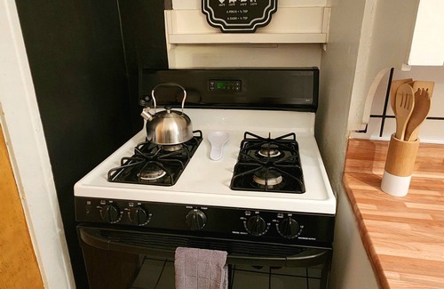 Cleveland Apartment | Cozy CLE East- MINUTES from Clinic, UH, Case, Downtown, Edgewater