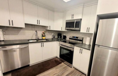 Southeast Calgary House | Cozy & Clean 2Bedrms (2 Queen Beds) + Free Street Parking