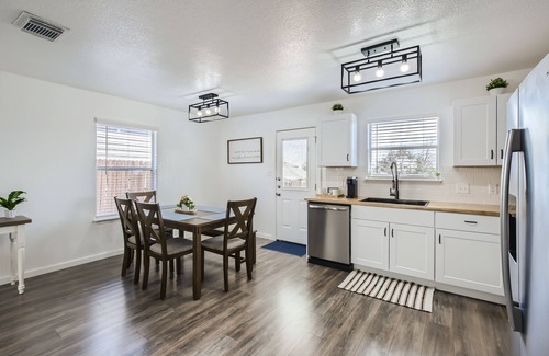 San Antonio House | Cozy & Clean 2BR w/views Lackland BMT Riverwalkn