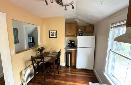 Burlington Apartment | Cozy, clean, bright apartment