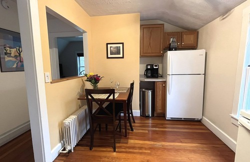 Burlington Apartment | Cozy, clean, bright apartment