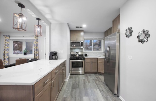 Fox Valley House | Cozy Clean Cottage 1/2 acre yard