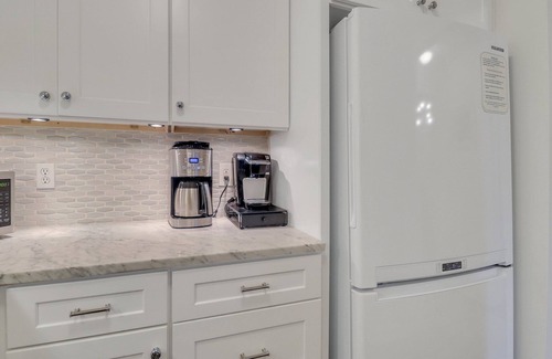 Kayton - Frazier Area Cottage | Cozy & Clean, Pet Friendly Belvedere Cottage, 2 blocks to Forsyth Park.