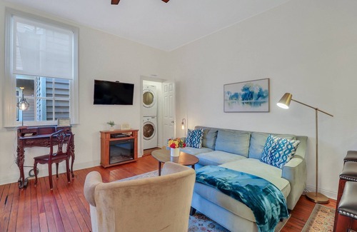 Kayton - Frazier Area Cottage | Cozy & Clean, Pet Friendly Belvedere Cottage, 2 blocks to Forsyth Park.