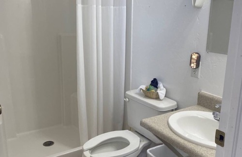 Glendo Hotel | Cozy & Clean Queen Room