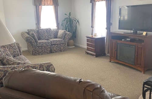 Glendo Hotel | Cozy & Clean Queen Room