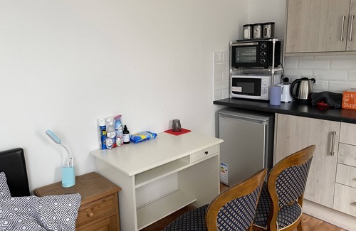 Westcliff-on-Sea Apartment | Cozy CLEAN studio near Southend Airport/Hospital