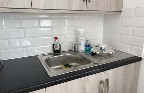 Westcliff-on-Sea Apartment | Cozy CLEAN studio near Southend Airport/Hospital