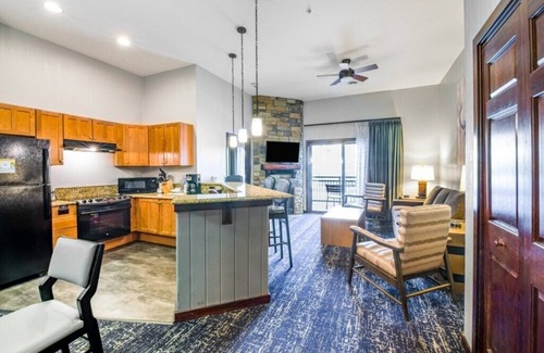 Lake Delton Condo | Cozy Club Wyndham Glacier Canyon, 1 Bedroom Deluxe Suite