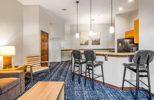 Lake Delton Condo | Cozy Club Wyndham Glacier Canyon, 1 Bedroom Deluxe Suite