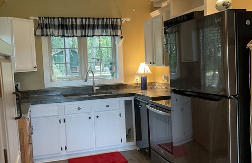 Richmond Hill Apartment | Cozy coastal cottage like studio
