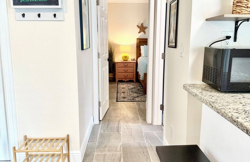 Tropic Cottage | Cozy, Coastal Cottage in Art District
