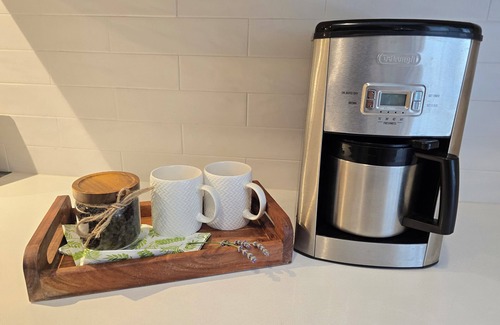 Upper Lonsdale House | Cozy Coastal Haven l North Van w/parking & laundry