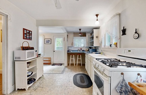 Mount Desert House | Cozy coastal home near the ocean with Wi-Fi, full kitchen, grill, and porch