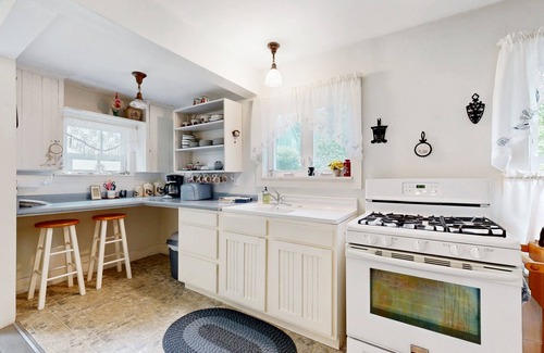 Mount Desert House | Cozy coastal home near the ocean with Wi-Fi, full kitchen, grill, and porch