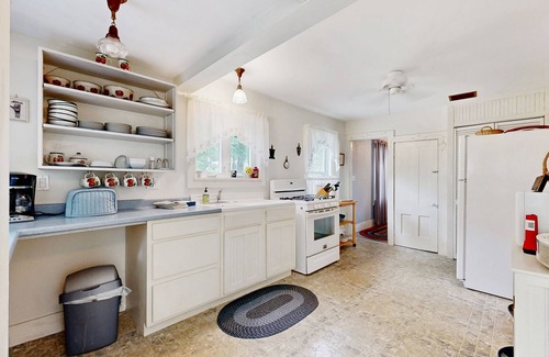 Mount Desert House | Cozy coastal home near the ocean with Wi-Fi, full kitchen, grill, and porch