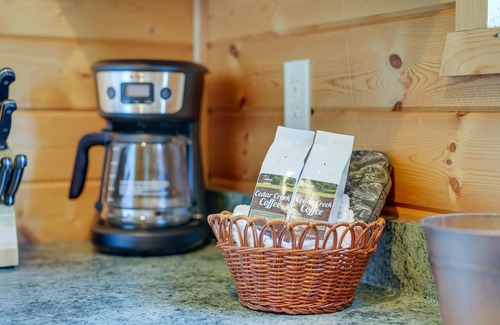Columbia Cabin | Cozy Columbia Cabin w/Shared Lake Dock!