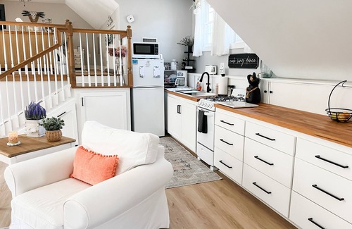 Higganum Apartment | Cozy Comforts! Country living at its finest - just 10 min to downtown Middletown
