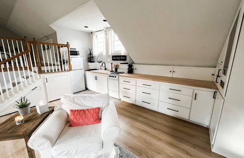Higganum Apartment | Cozy Comforts! Country living at its finest - just 10 min to downtown Middletown
