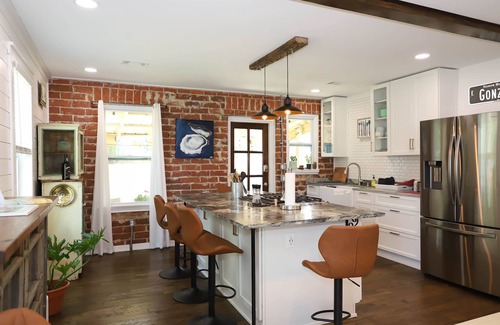 Navy Point Cottage | Cozy Comfy Home and game room, near NAS & downtown