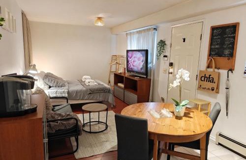 Grandview-Woodland House | Cozy Commercial Oasis - Private Entrance Studio