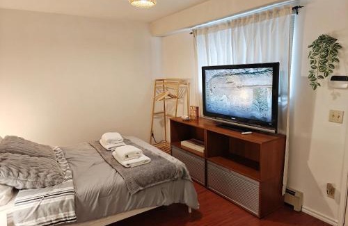 Grandview-Woodland House | Cozy Commercial Oasis - Private Entrance Studio