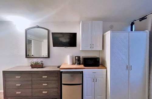 McCully - Moiliili Condo | Cozy condo at Hawaiian monarch- free parking, no resort fee, near beaches, shop