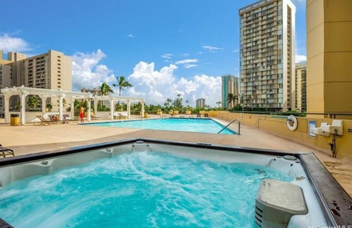 McCully - Moiliili Condo | Cozy condo at Hawaiian monarch- free parking, no resort fee, near beaches, shop