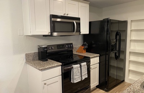 Lake Forest Condo | Cozy Condo,CAL KING BED,Jacuzzi,Pool