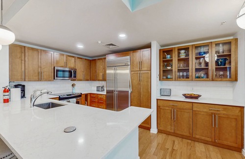 Sandbridge Condo | Cozy condo close to beach with AC, W/D, fitness room & pool
