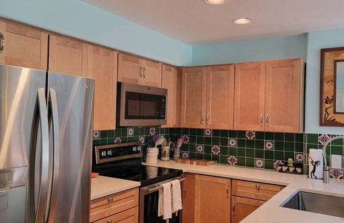 Cloudcroft Condo | Cozy Condo for 6 with wooded back patio & grill. 1 mile to town square.