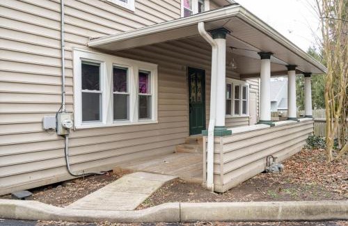 Lenni Apartment | Cozy Condo in Media with Free Parking